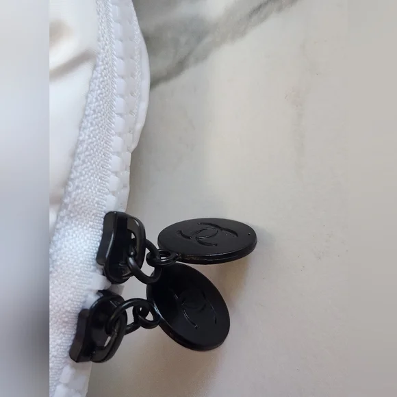 Bundle Of Novelty GWP Items- Cosmetics Bag, Hair Claw Clip And Flower! New! - Picture 5 of 9